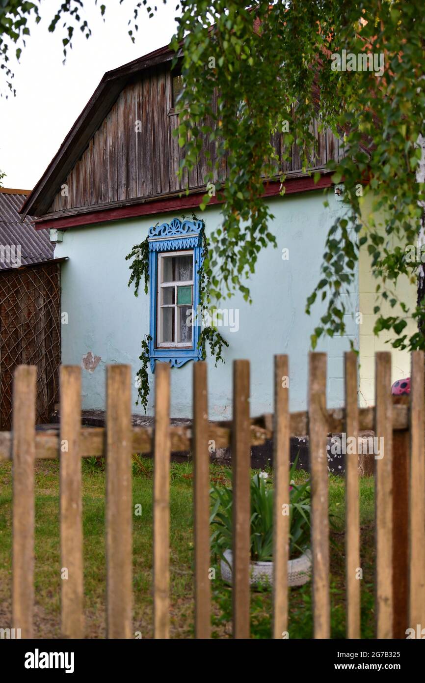 Maison rurale typique avec platbands et clôture en bois en Russie Banque D'Images
