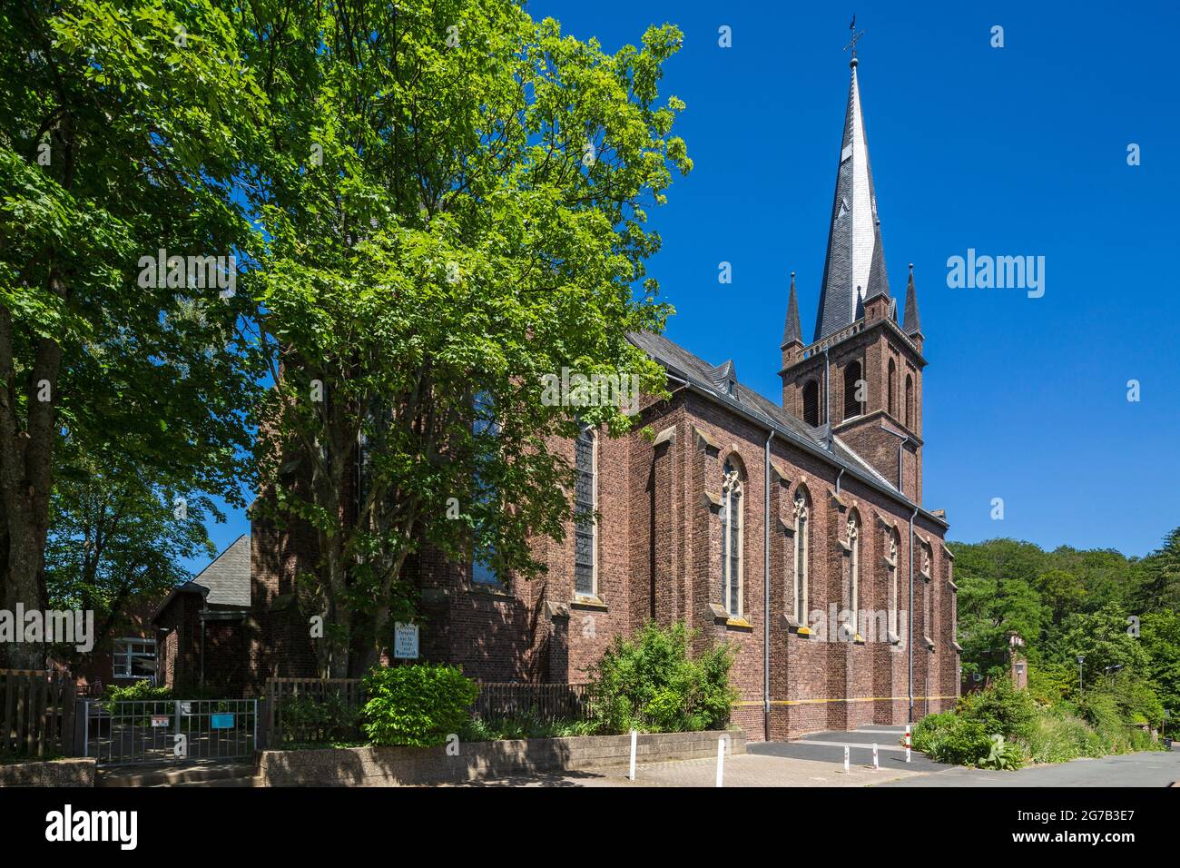 Allemagne, Erkrath, Erkrath-Hochdahl, Hochdahl-trills, Bergisches Land, Niederbergisches Land, Niederberg, Rhénanie-du-Nord-Westphalie, Église catholique Sankt Franziskus, église en brique Banque D'Images