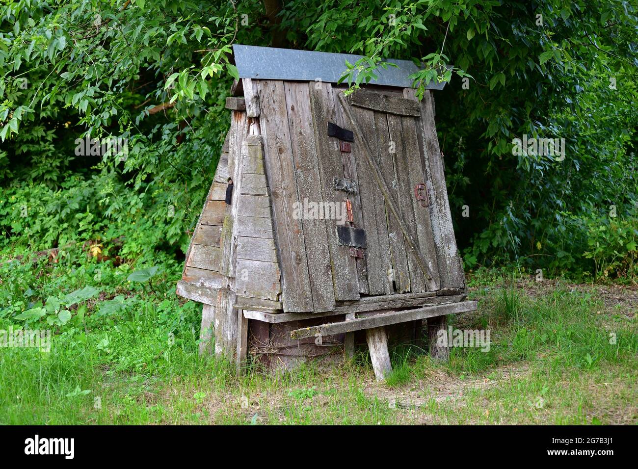Ancien puits rural avec un toit en bois, Russie Banque D'Images