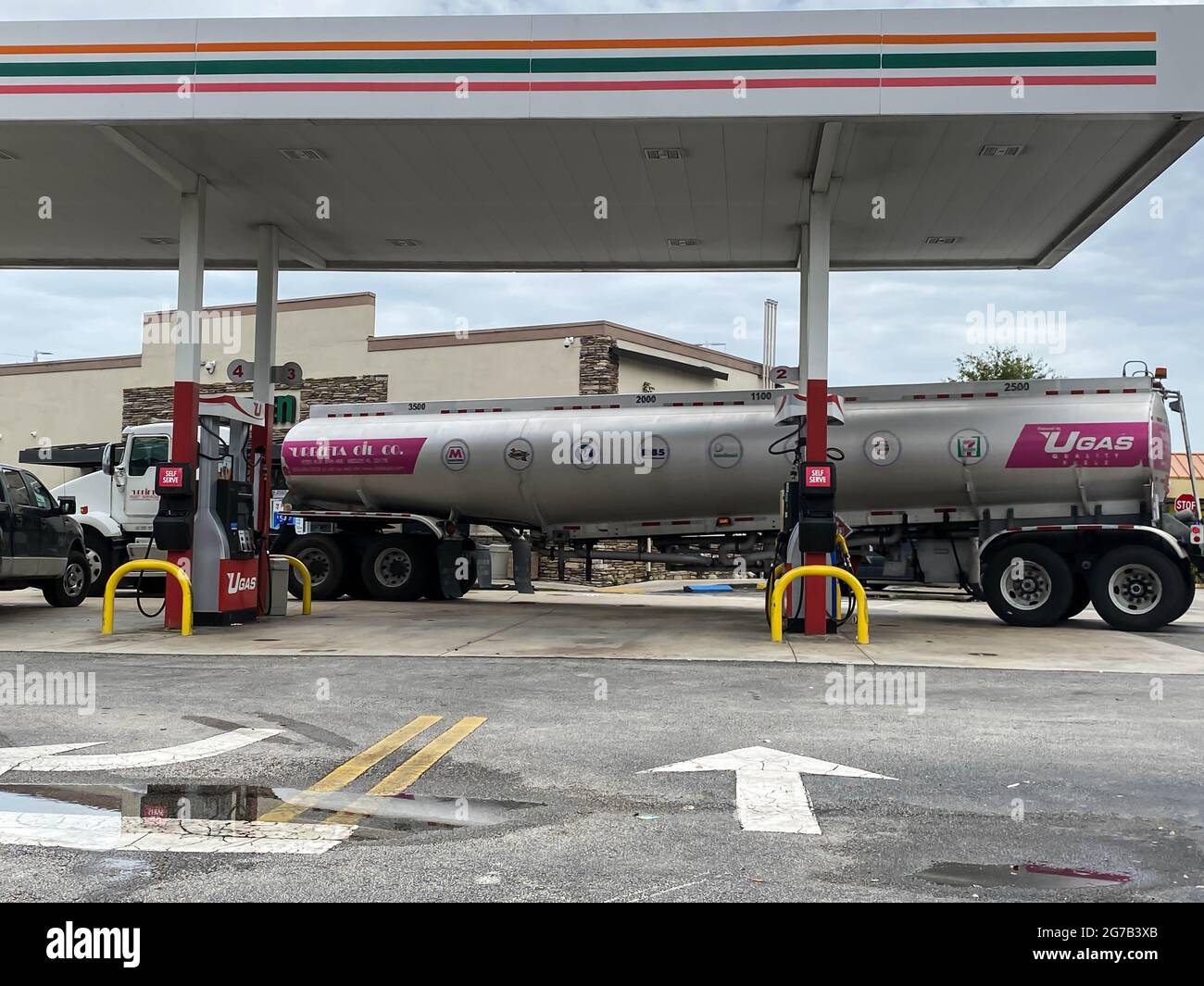 Urbieta Oil est l'un des principaux distributeurs en gros et au détail de produits pétroliers et de carburants alternatifs dans le sud de la Floride. UGAS huile décharger l'essence à 711 Banque D'Images