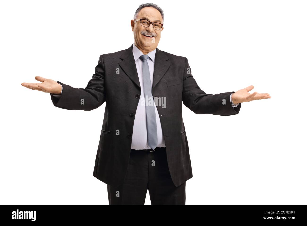 Homme d'affaires mûr souriant et gestimant avec les mains isolées sur fond blanc Banque D'Images