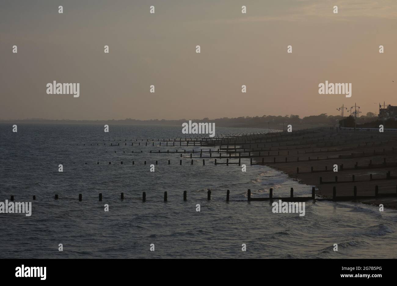 Vue sur la plage avec défenses marines vue à Bognor Regis un soir d'été en 2021. Banque D'Images