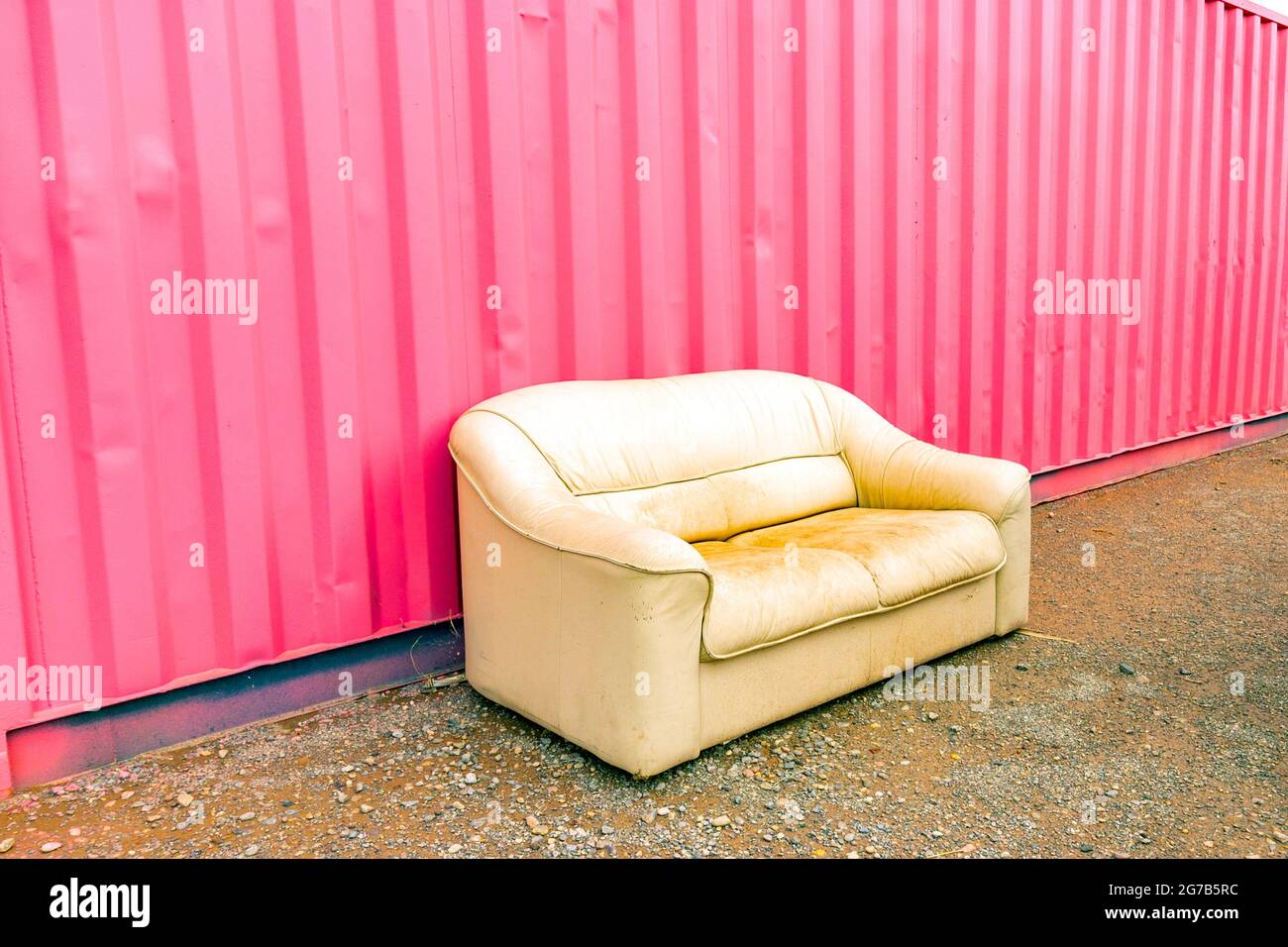 Vieux canapé en cuir ou canapé-lit ou canapé contre parement en métal  ondulé rose à Alamogordo, Nouveau-Mexique, États-Unis Photo Stock - Alamy