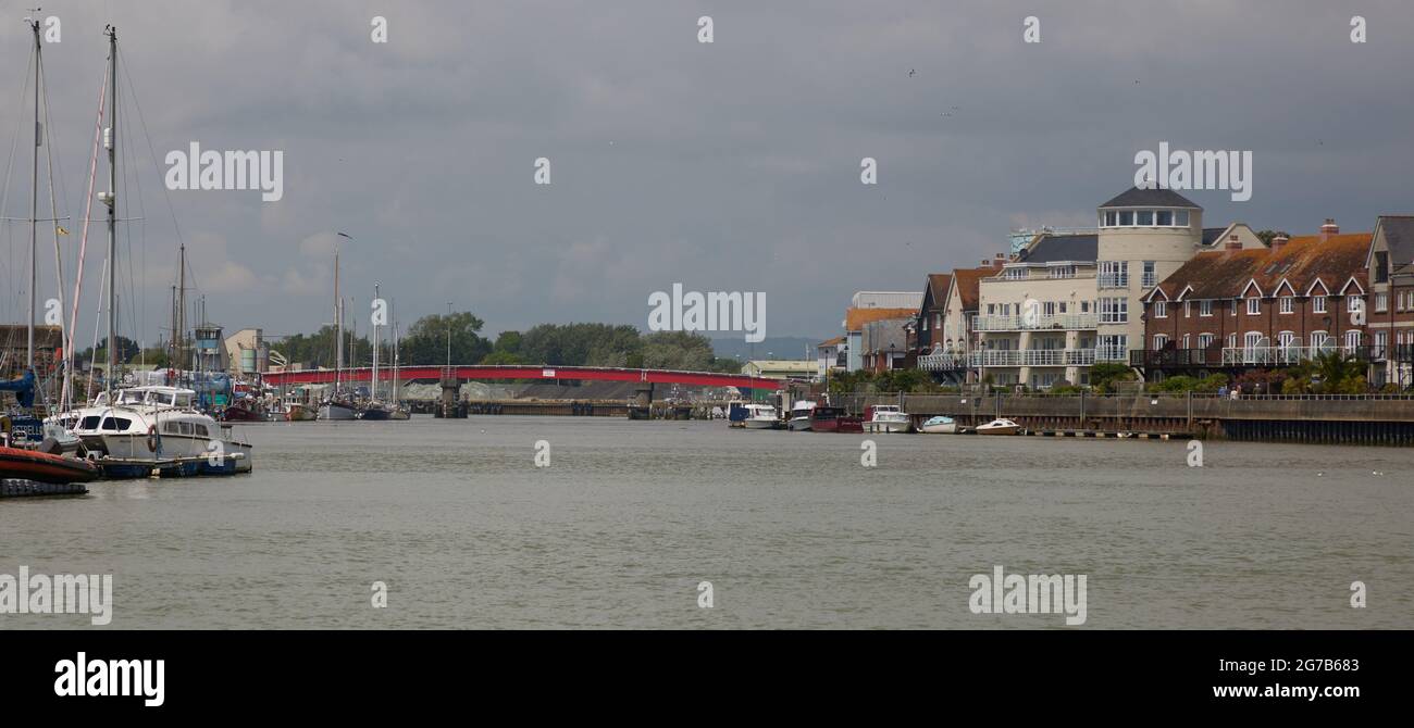 La passerelle rouge vue sur la rivière Arun à Littlehampton, West Sussex, Angleterre, Royaume-Uni en 2021. Banque D'Images