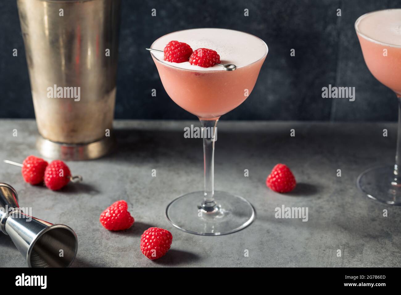 Cocktail rafraîchissant au Raspberry Clover Club avec Gin Banque D'Images