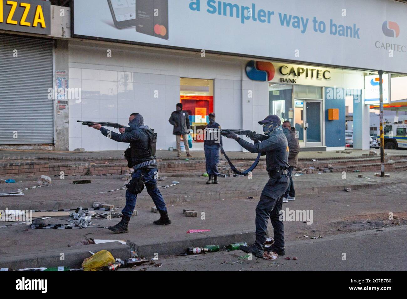 (210712) -- JOHANNESBURG, le 12 juillet 2021 (Xinhua) -- les policiers sont en position de faire face au pillage à Johannesburg, en Afrique du Sud, le 12 juillet 2021. Des soldats ont été déployés dans les provinces du KwaZulu-Natal et du Gauteng pour faire face à de violentes manifestations et des pillages, a déclaré l'armée sud-africaine lundi. La police a déclaré que six personnes avaient été tuées et 219 personnes arrêtées au cours du week-end à Gauteng et KwaZulu-Natal à la suite de manifestations violentes après que l'ancien président Jacob Zuma ait été emprisonné pendant 15 mois pour outrage au tribunal. Des centaines de magasins et d'entreprises des deux provinces ont été pillés. (Photo par Oui Banque D'Images