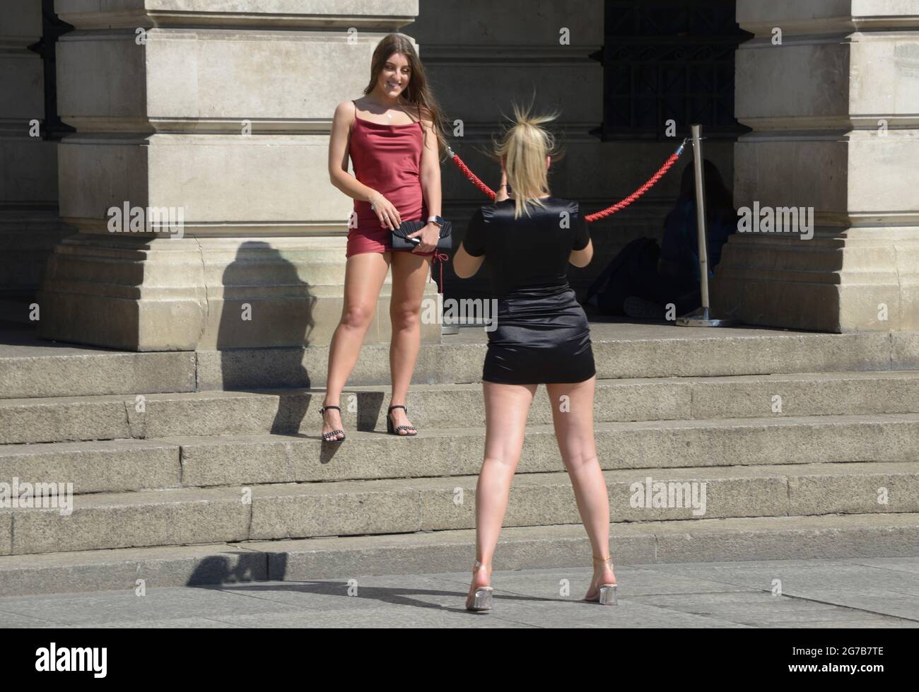 Deux jeunes femmes, prenant des photos. Poser Banque D'Images