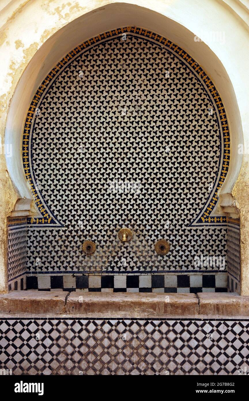 Belle fontaine artisanale au Maroc Banque D'Images