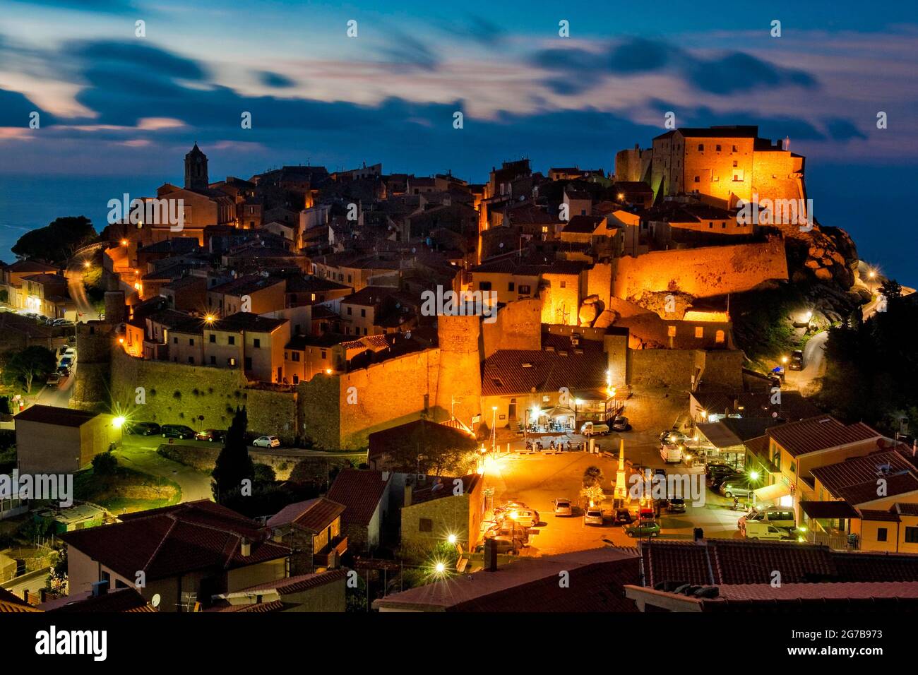 Crépuscule sur le village médiéval de Giglio Castello, île de Giglio, Toscane, Italie Banque D'Images