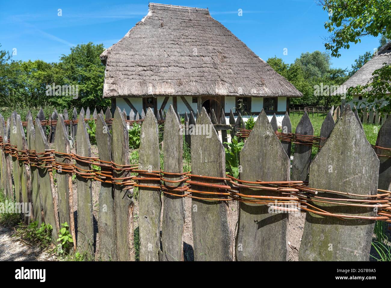 Clôture en bois reliée à des barres de saules, derrière une maison suédoise, construite en 1554, petite ferme de style architectural médiéval tardif, Franconian Open Banque D'Images