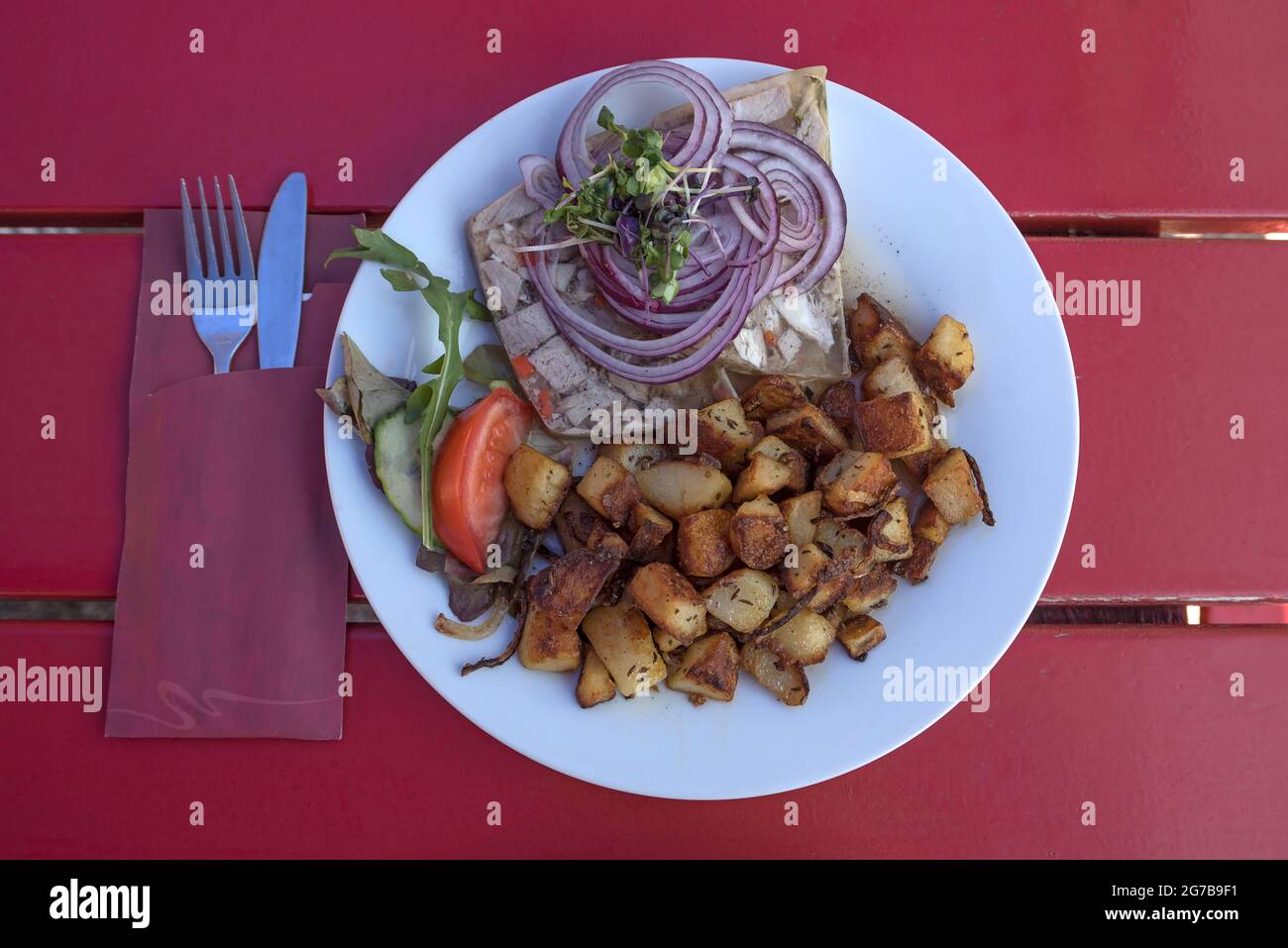 Brawn servi avec des pommes de terre frites dans un restaurant de jardin, Bavière, Allemagne Banque D'Images