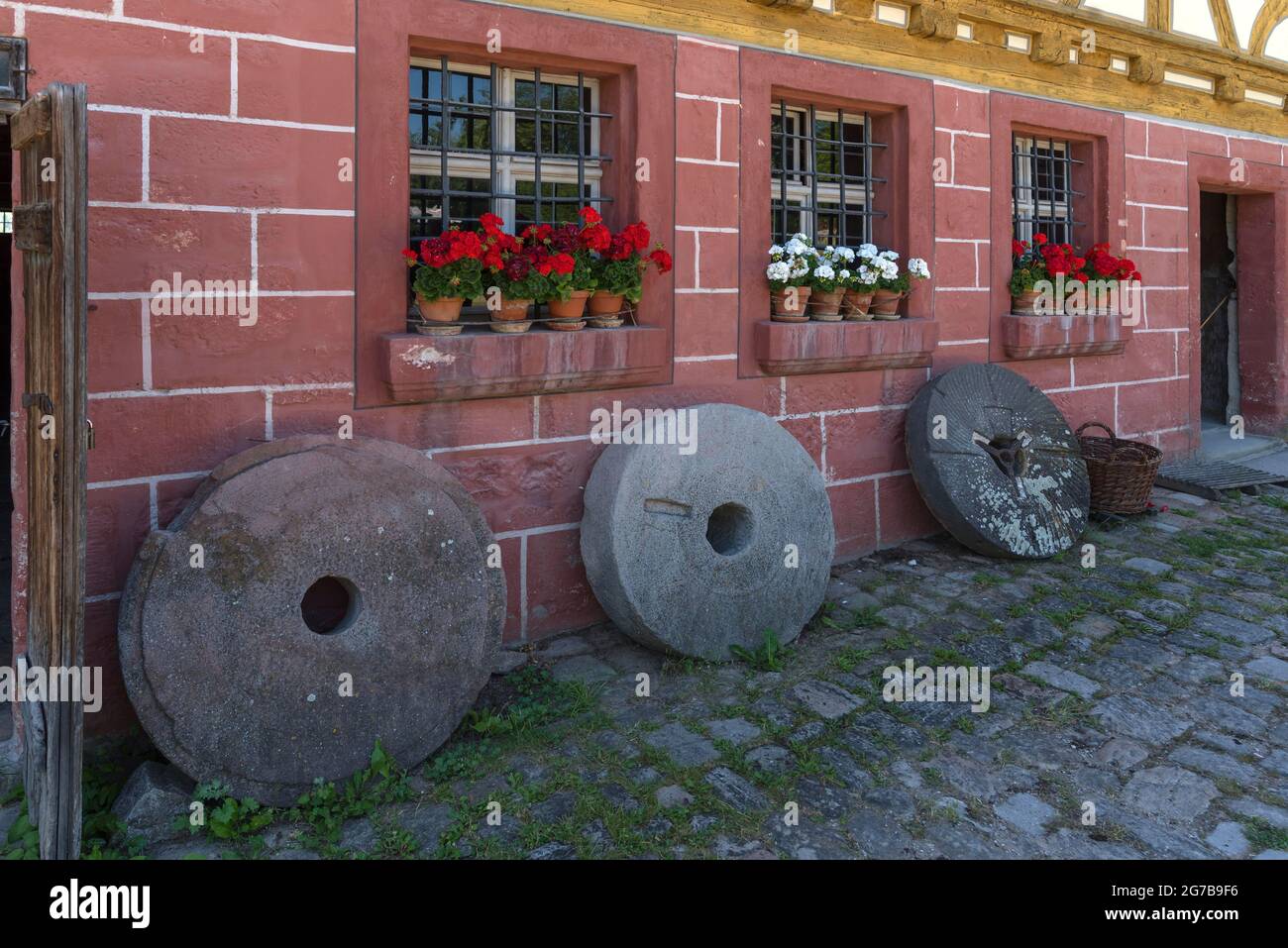 Vieilles pierres en face du moulin à farine, construit en 1575, étendu en 1601, Musée en plein air franconien, Bad Windsheim, moyenne-Franconie, Bavière, Allemagne Banque D'Images