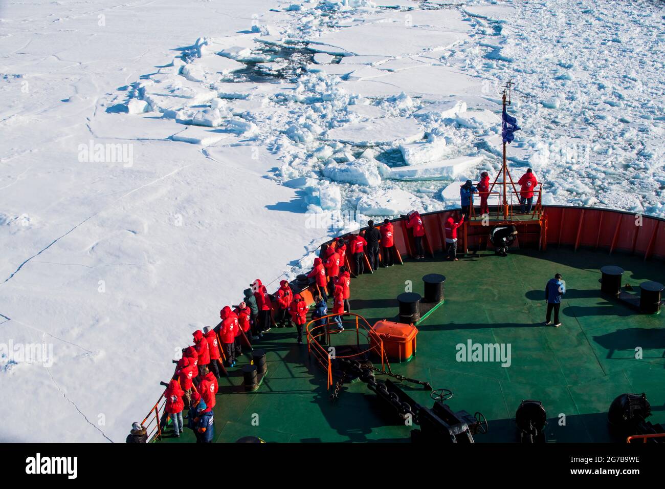 Touristes sur un brise-glace regardant un ours polaire (Ursus maritimus) dans le haut arctique près du pôle Nord Banque D'Images
