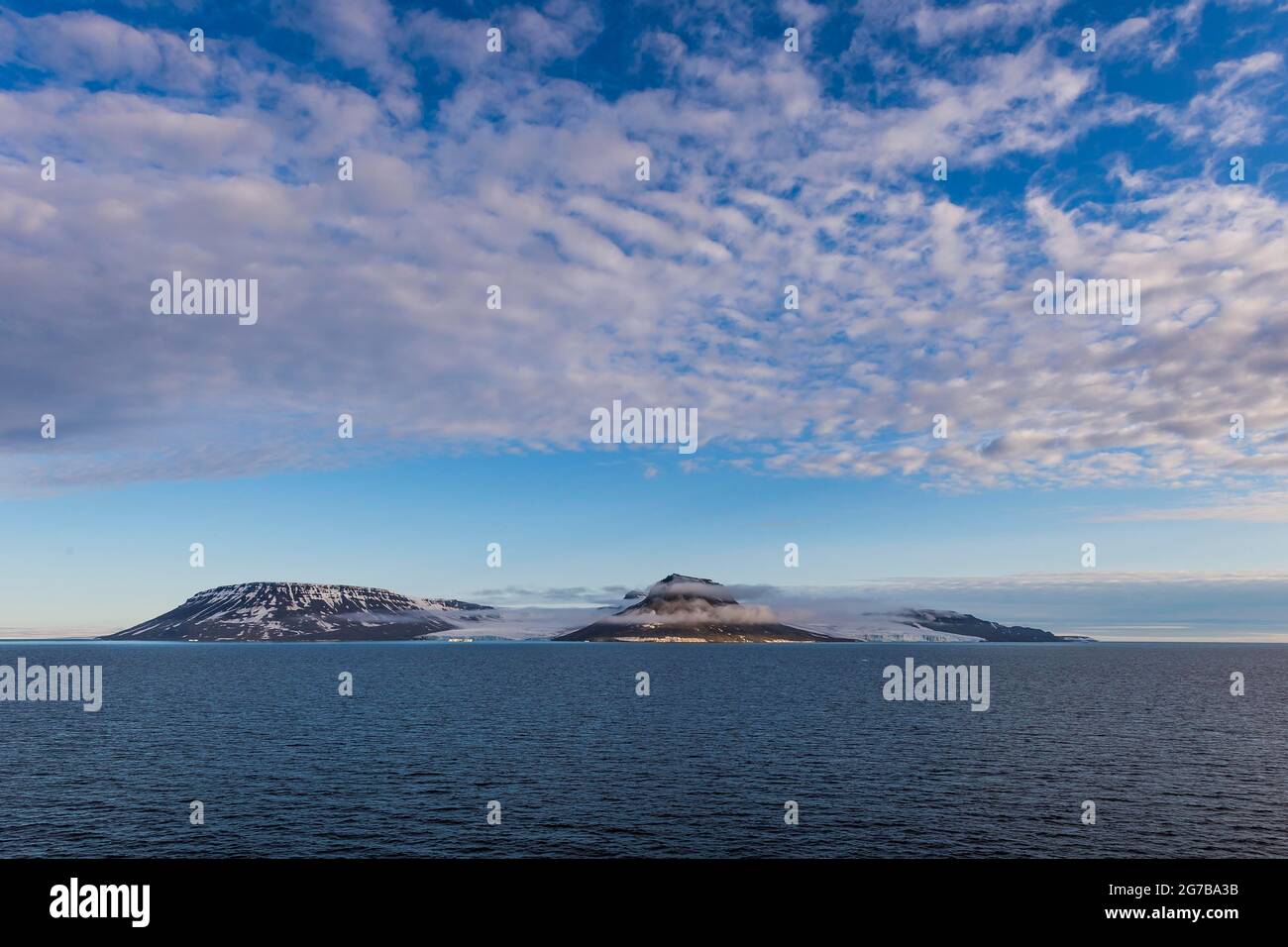 Montagnes plates couvertes de glace, archipel Franz Josef Land, Russie Banque D'Images