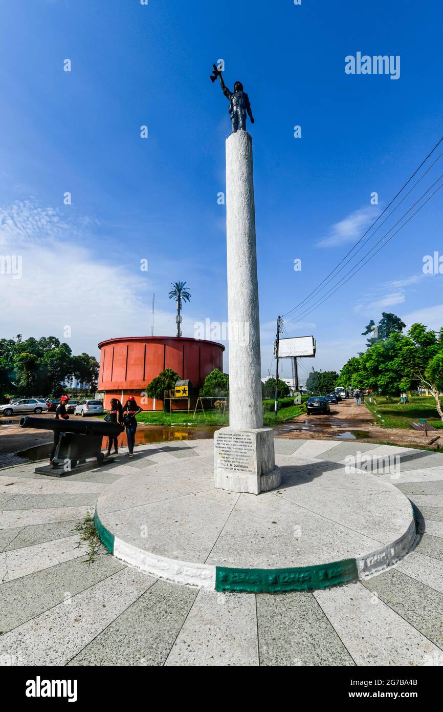 Cenotaph devant le Musée national du Bénin dans les jardins royaux, ville du Bénin, Nigeria Banque D'Images