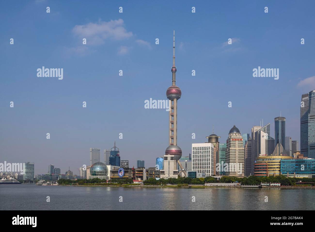 Vue sur le fleuve Huangpu jusqu'à la ligne d'horizon de la zone économique spéciale Pudong avec la Tour Perle orientale, Shanghai, République populaire de Chine Banque D'Images
