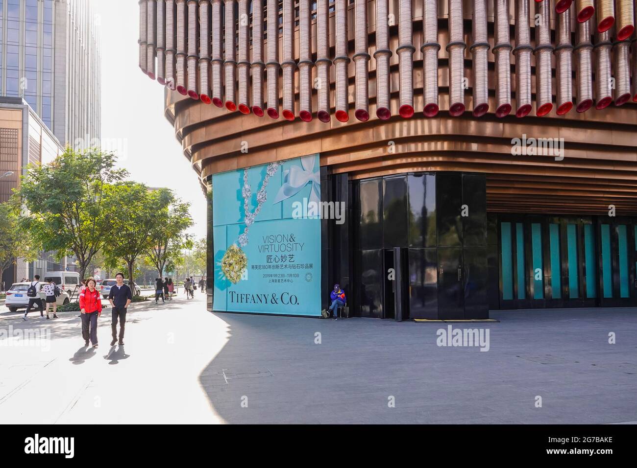 Bâtiment d'exposition de la Fosun Foundation, Design Foster + Partners et Heatherwick Studio, Publicité pour une exposition sur Tiffany & amp; Co Banque D'Images