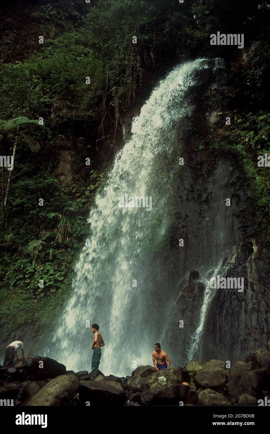 Les gens qui ont un moment de loisir à la cascade de Cibeueum dans le parc national du Mont Gede Pangrango, à Java Ouest, en Indonésie. Banque D'Images