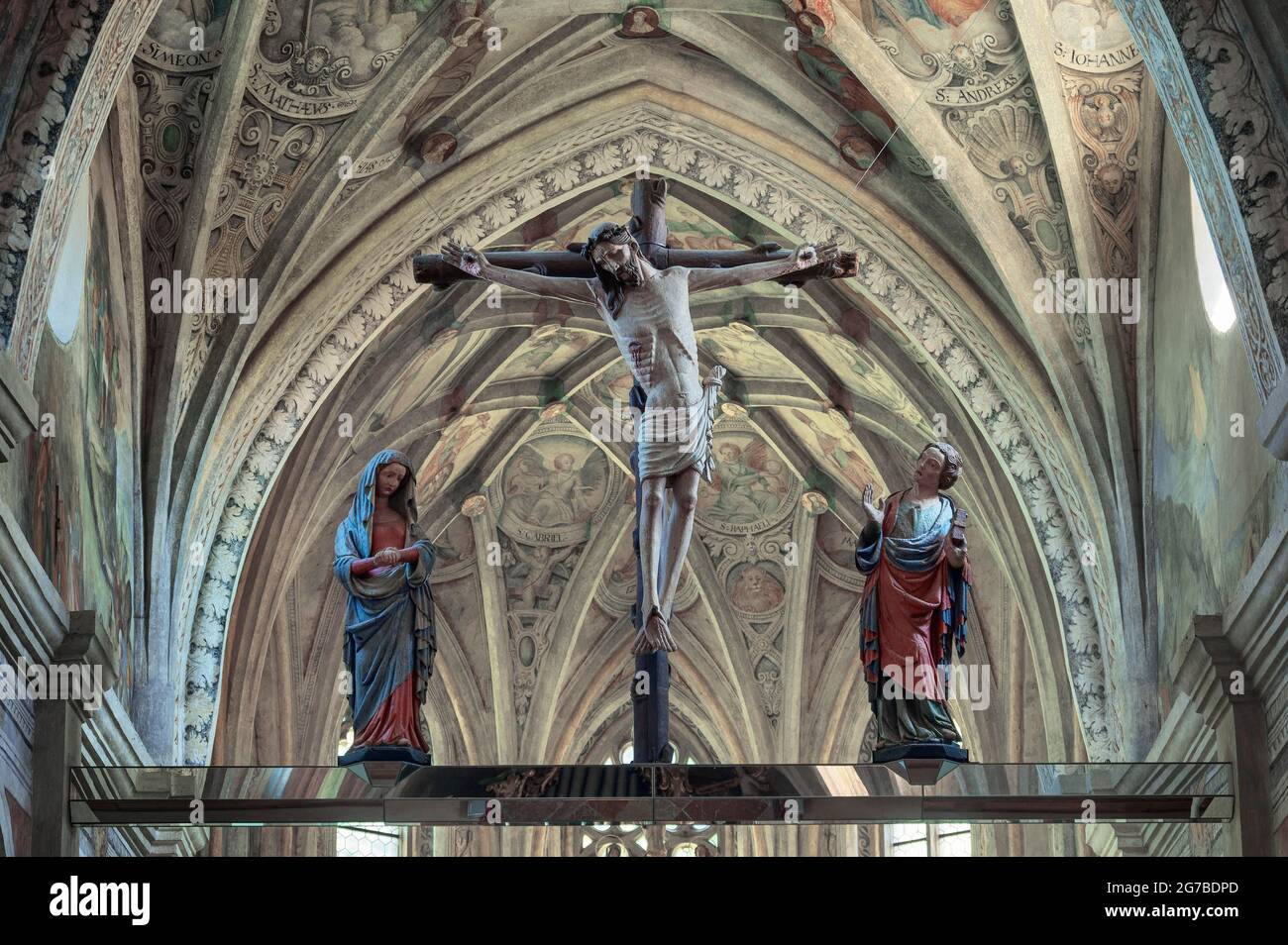 Christ sur la croix et deux figures féminines, l'église du monastère de Saint-Lambert, le monastère de Seeon, la haute-Bavière, la Bavière, l'Allemagne Banque D'Images