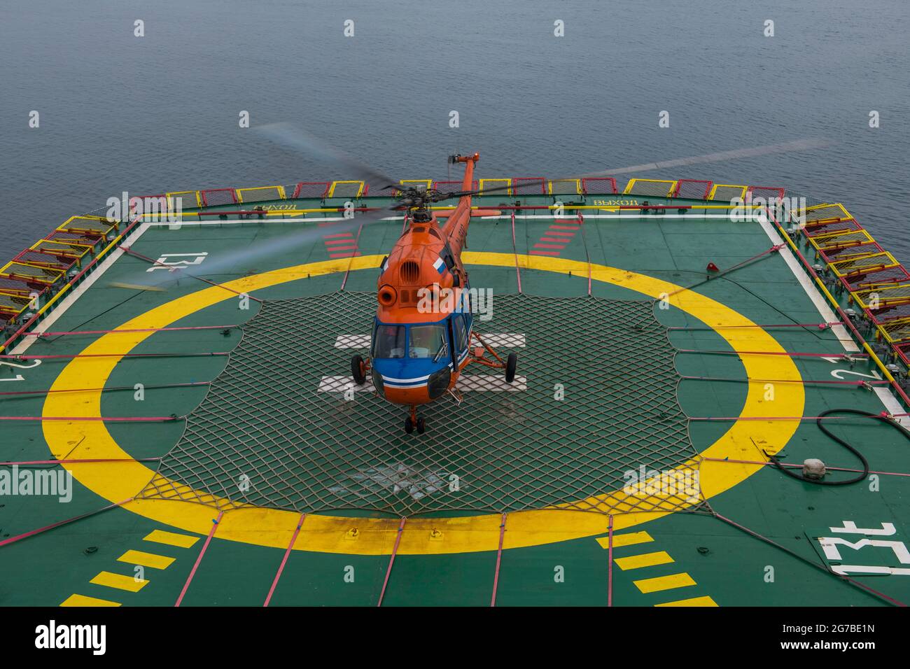 Atterrissage en hélicoptère sur un héliport d'un brise-glace, archipel Franz Josef Land, Russie Banque D'Images