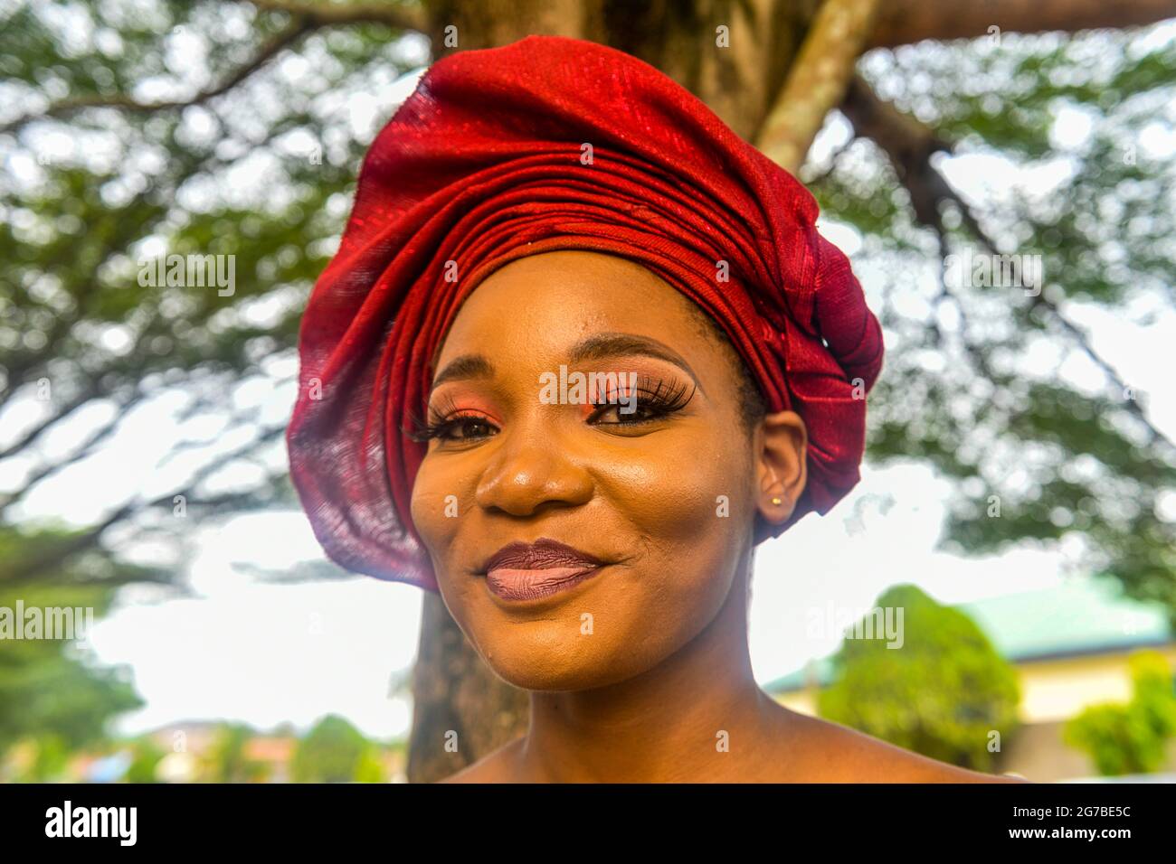 Belle femme nigériane locale habillée, Calabar, delta du Niger, Nigeria Banque D'Images