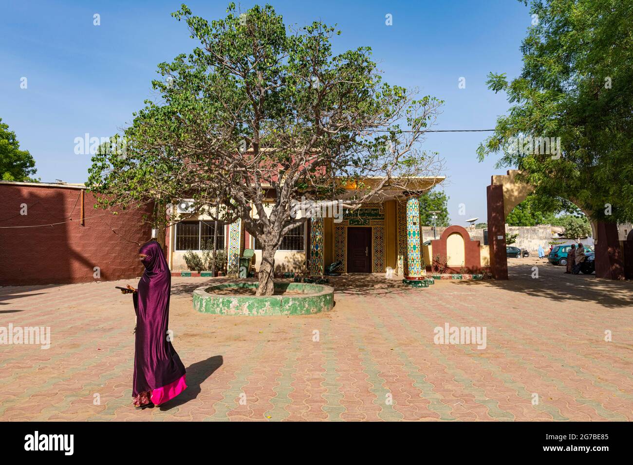 Femme marchant dans le palais de l Emiro, Kano, état de Kano, Nigeria Banque D'Images