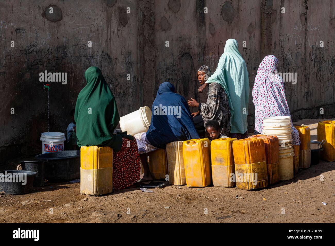 Les femmes dans un puits d'eau collectant de l'eau, Kano, état de Kano, Nigeria Banque D'Images