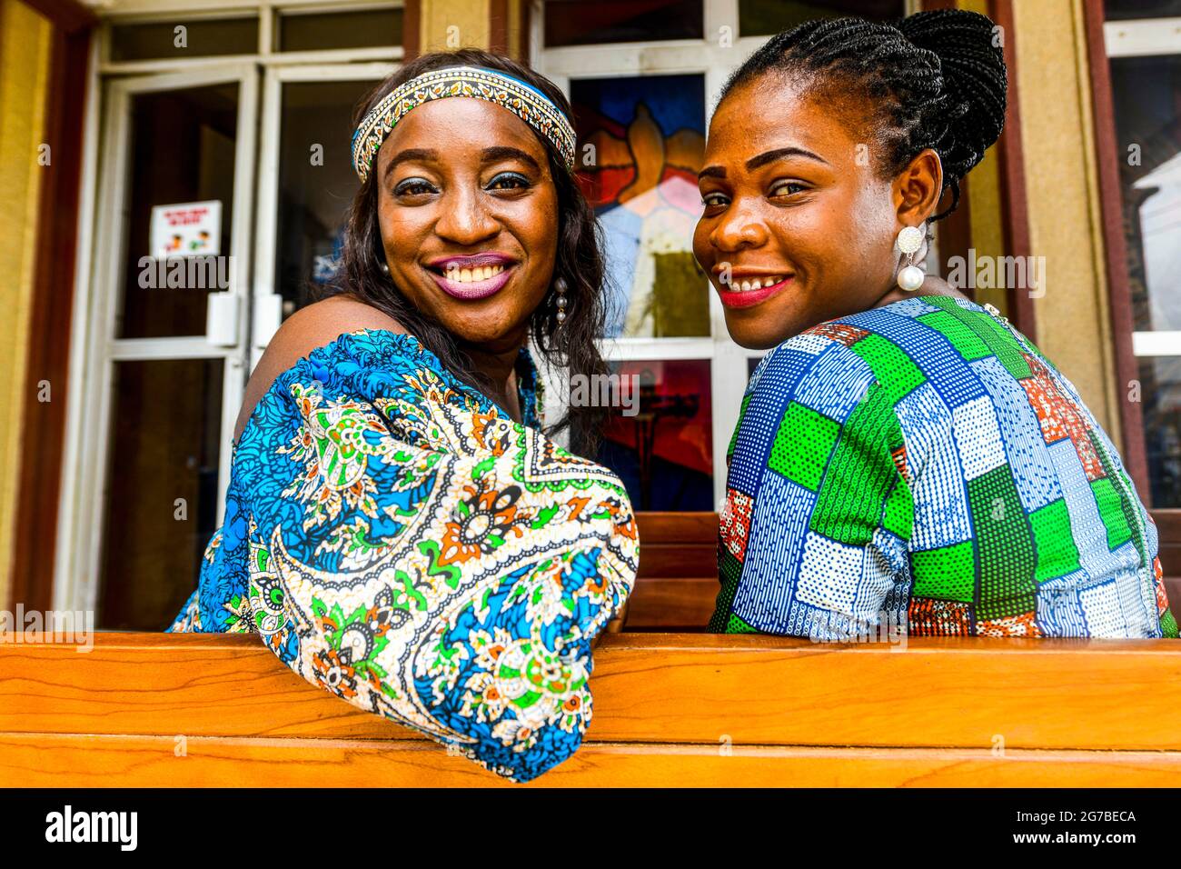 Femmes amicales dans la cathédrale Christ le roi, Uyo, delta du Niger, Nigeria Banque D'Images