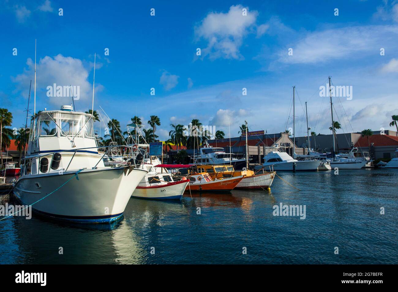 Port de plaisance dans le centre-ville d'Oranjestad, capitale d'Aruba, îles ABC, antilles néerlandaises, Caraïbes Banque D'Images