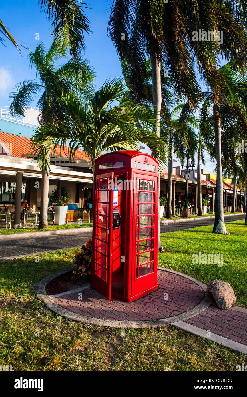 Téléphone rouge dans le centre-ville d'Oranjestad, capitale d'Aruba, les îles ABC, les Antilles néerlandaises, les Caraïbes Banque D'Images