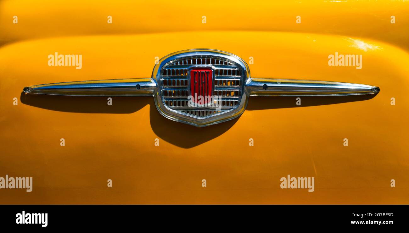 Classic car fiat badge Banque de photographies et d'images à haute  résolution - Alamy