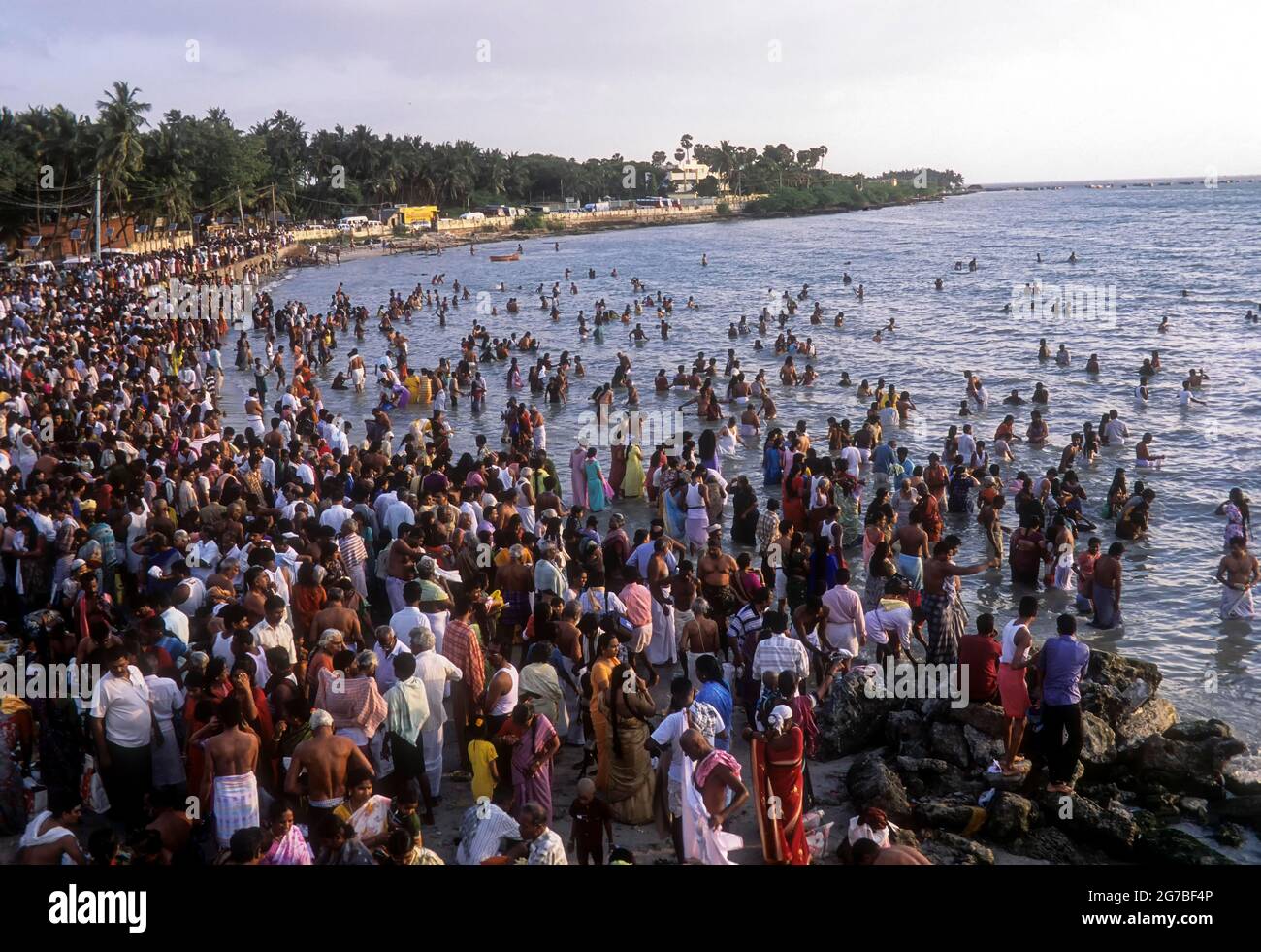 Le jour de la nouvelle lune, Aadi Amavasya jour lakhs de dévotés a fait le plongeon Saint à Agni Theertham à Rameswaram, Tamil Nadu, Inde Banque D'Images