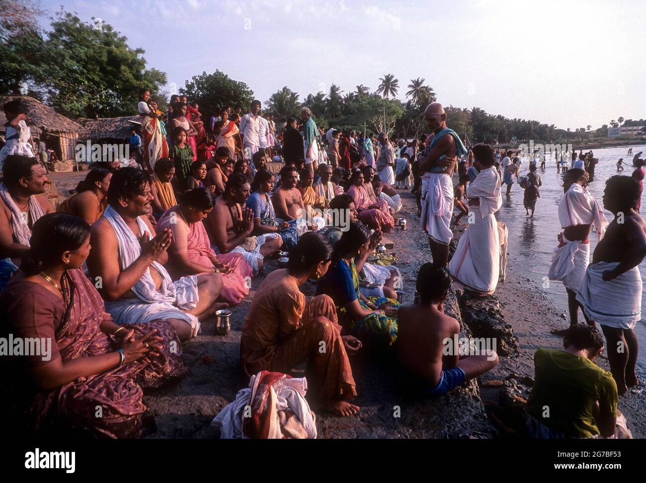 Les gens à payer l'obéissance; adorez leurs ancêtres à Agni Theertham à Rameswaram, Tamil Nadu, Inde Banque D'Images