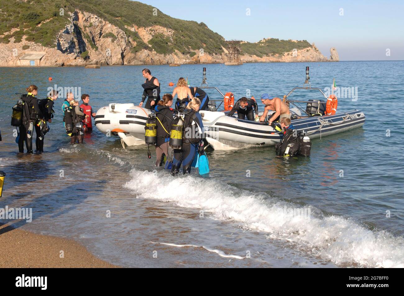 Les plongeurs entrent dans le bateau gonflable à coque rigide, Giglio Campese, Giglio Island, Toscane, Archipel Toscan, Bateau gonflable, Italie Banque D'Images