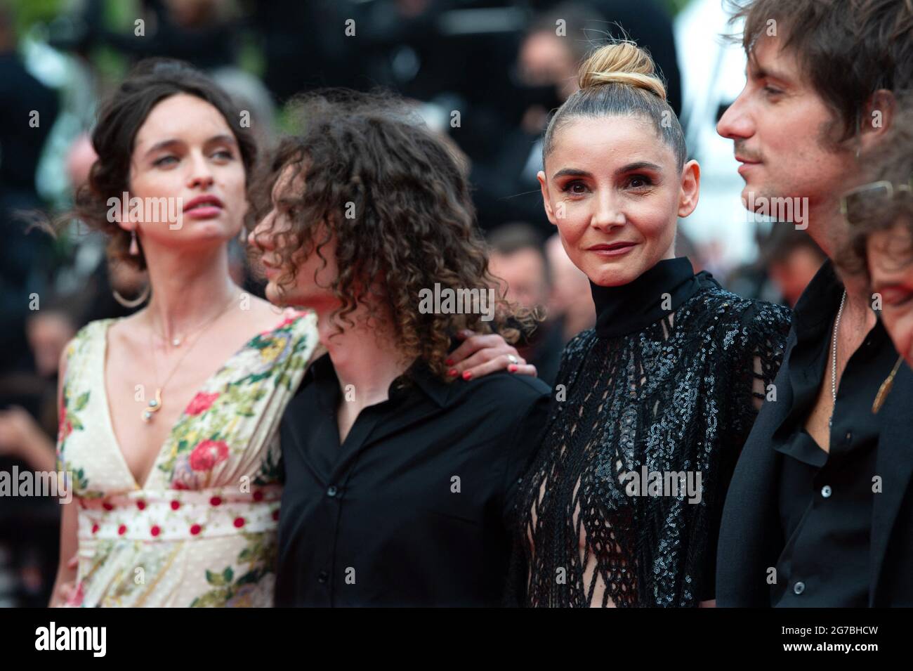 Clotilde Courau, Maxime Roy, Francois Creton, Romeo Creton, Clara Ponsot participant à la première Dispatch française dans le cadre du 74e Festival International du film de Cannes, le 11 juillet 2021. Photo d'Aurore Marechal/ABACAPRESS.COM Banque D'Images