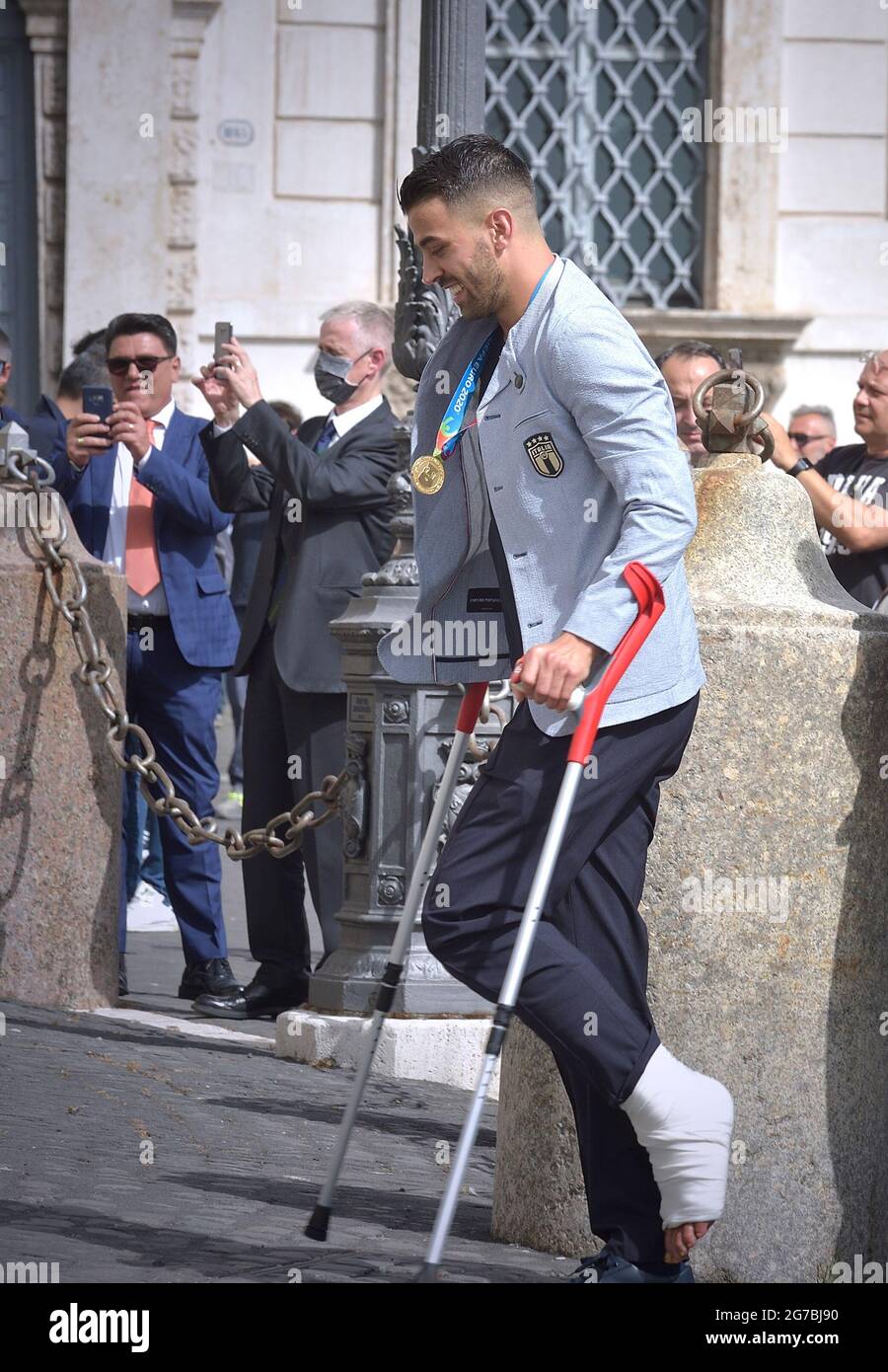 Rome, Italie. 12 juillet 2021. Le footballeur italien Leonardo Spinazzola le trophée UEFA EURO 2020 les joueurs et le personnel de l'équipe nationale italienne de football arrivent pour assister à une cérémonie au palais présidentiel Quirinale à Rome le 12 juillet 2021, Un jour après que l'Italie a remporté le match de football final de l'UEFA EURO 2020 entre l'Italie et l'Angleterre crédit: dpa/Alamy Live News Banque D'Images