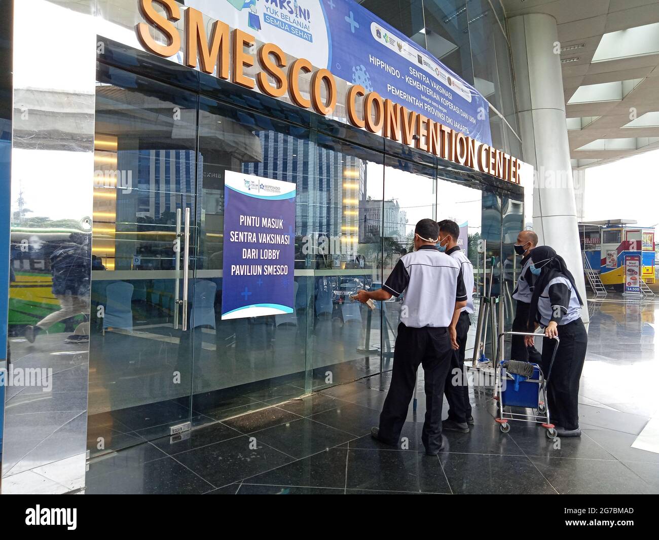 Photo éditoriale, Indonésie, Djakarta du Sud, bâtiment Smesco, 08 juillet 2021, Service de nettoyage faire son travail Banque D'Images