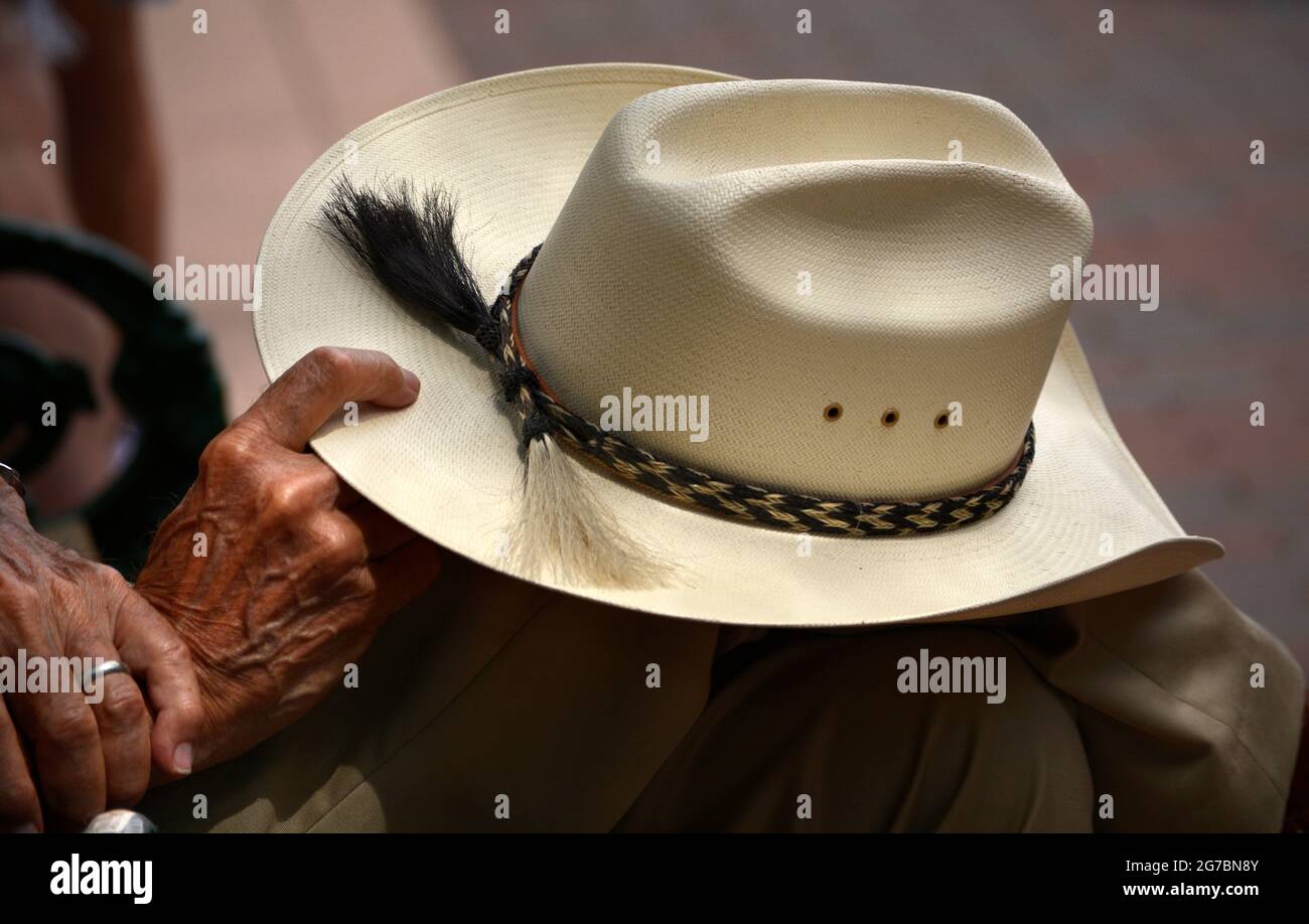 Un homme portant des bottes de cowboy et un chapeau de cowboy de paille  Stetson se détend sur un banc de parc à Santa Fe, Nouveau-Mexique Photo  Stock - Alamy