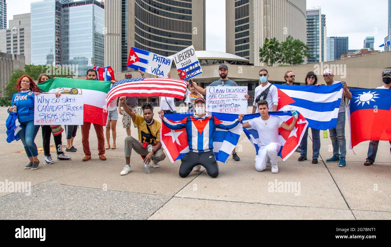 Des membres de la communauté cubaine de Toronto, au Canada, manifestent en faveur des manifestations pour le changement dans l'île des Caraïbes. Ils exigent également c Banque D'Images