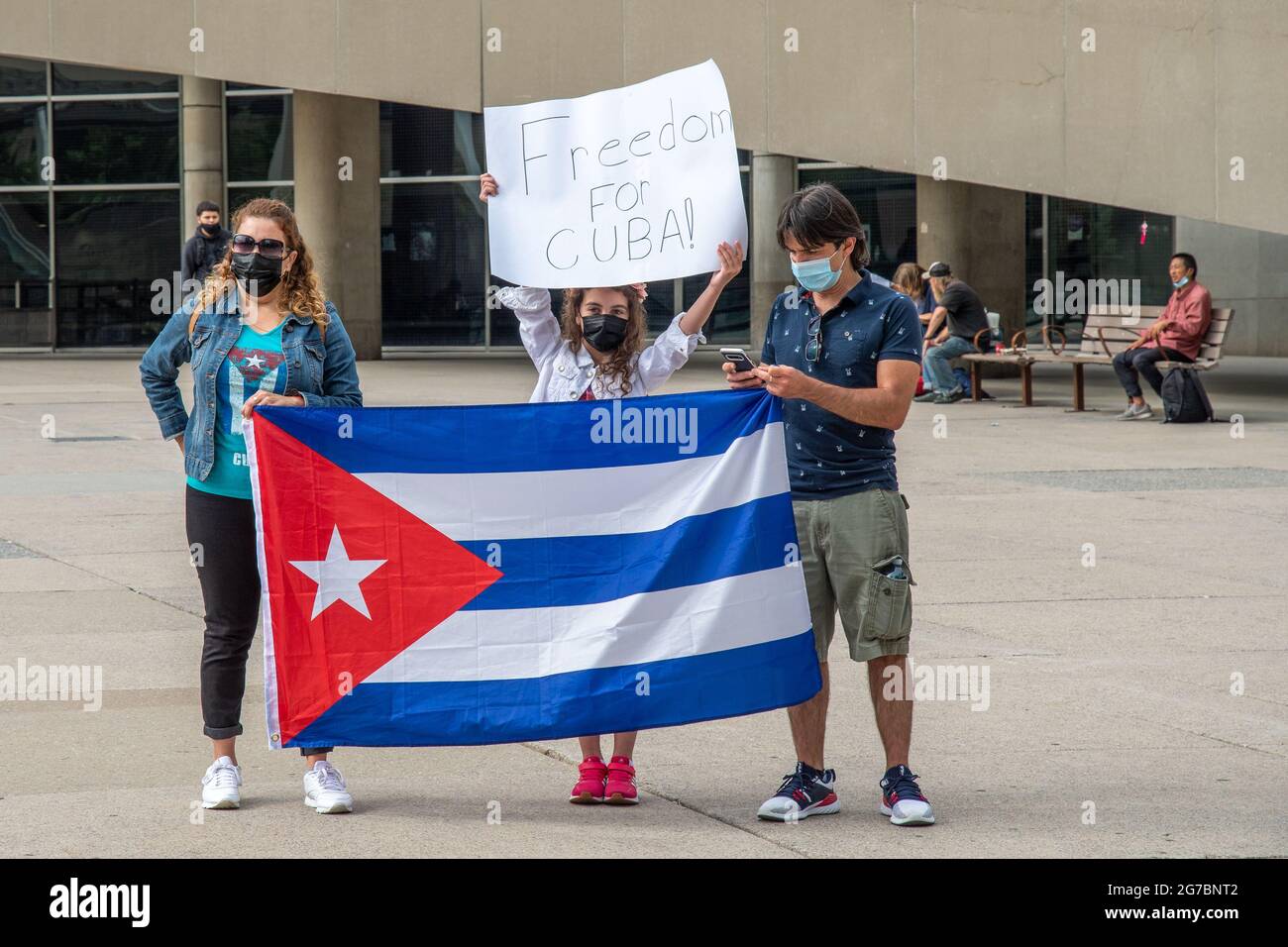 Des membres de la communauté cubaine de Toronto, au Canada, manifestent en faveur des manifestations pour le changement dans l'île des Caraïbes. Ils exigent également c Banque D'Images
