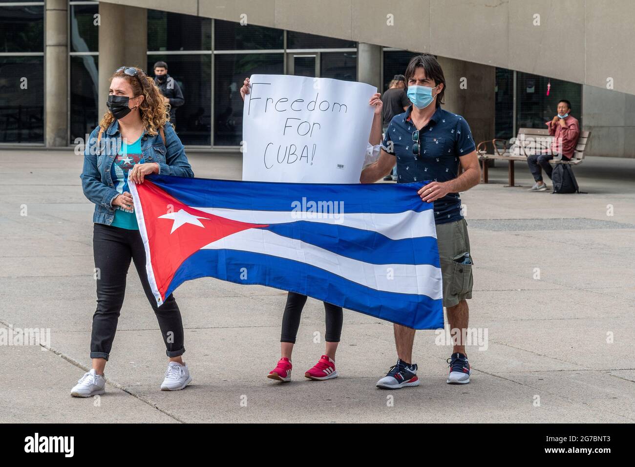Des membres de la communauté cubaine de Toronto, au Canada, manifestent en faveur des manifestations pour le changement dans l'île des Caraïbes. Ils exigent également c Banque D'Images
