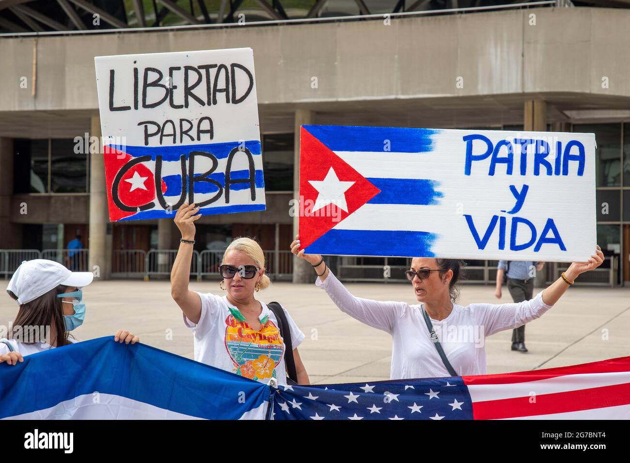 Des membres de la communauté cubaine de Toronto, au Canada, manifestent en faveur des manifestations pour le changement dans l'île des Caraïbes. Ils exigent également c Banque D'Images