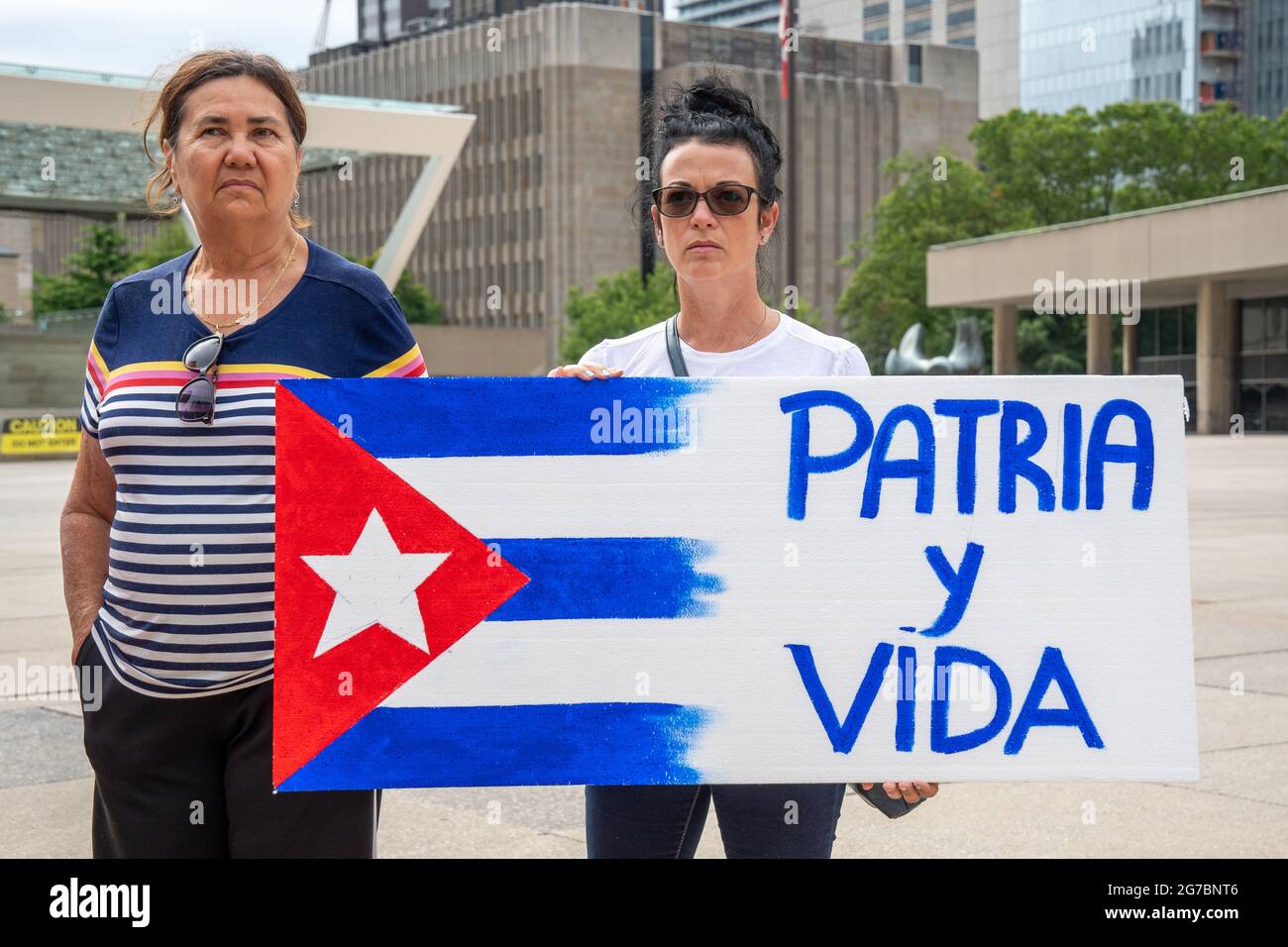 Des membres de la communauté cubaine de Toronto, au Canada, manifestent en faveur des manifestations pour le changement dans l'île des Caraïbes. Ils exigent également c Banque D'Images