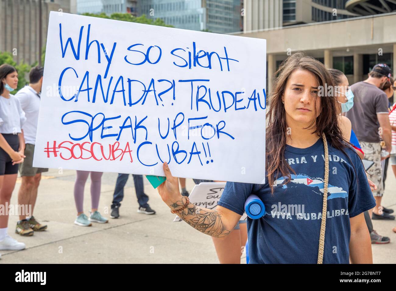 Des membres de la communauté cubaine de Toronto, au Canada, manifestent en faveur des manifestations pour le changement dans l'île des Caraïbes. Ils exigent également c Banque D'Images