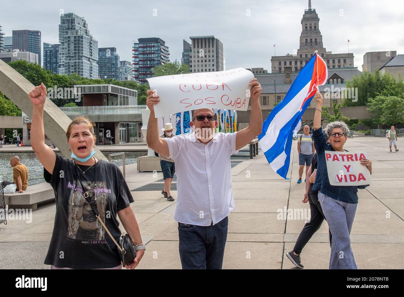 Des membres de la communauté cubaine de Toronto, au Canada, manifestent en faveur des manifestations pour le changement dans l'île des Caraïbes. Ils exigent également c Banque D'Images