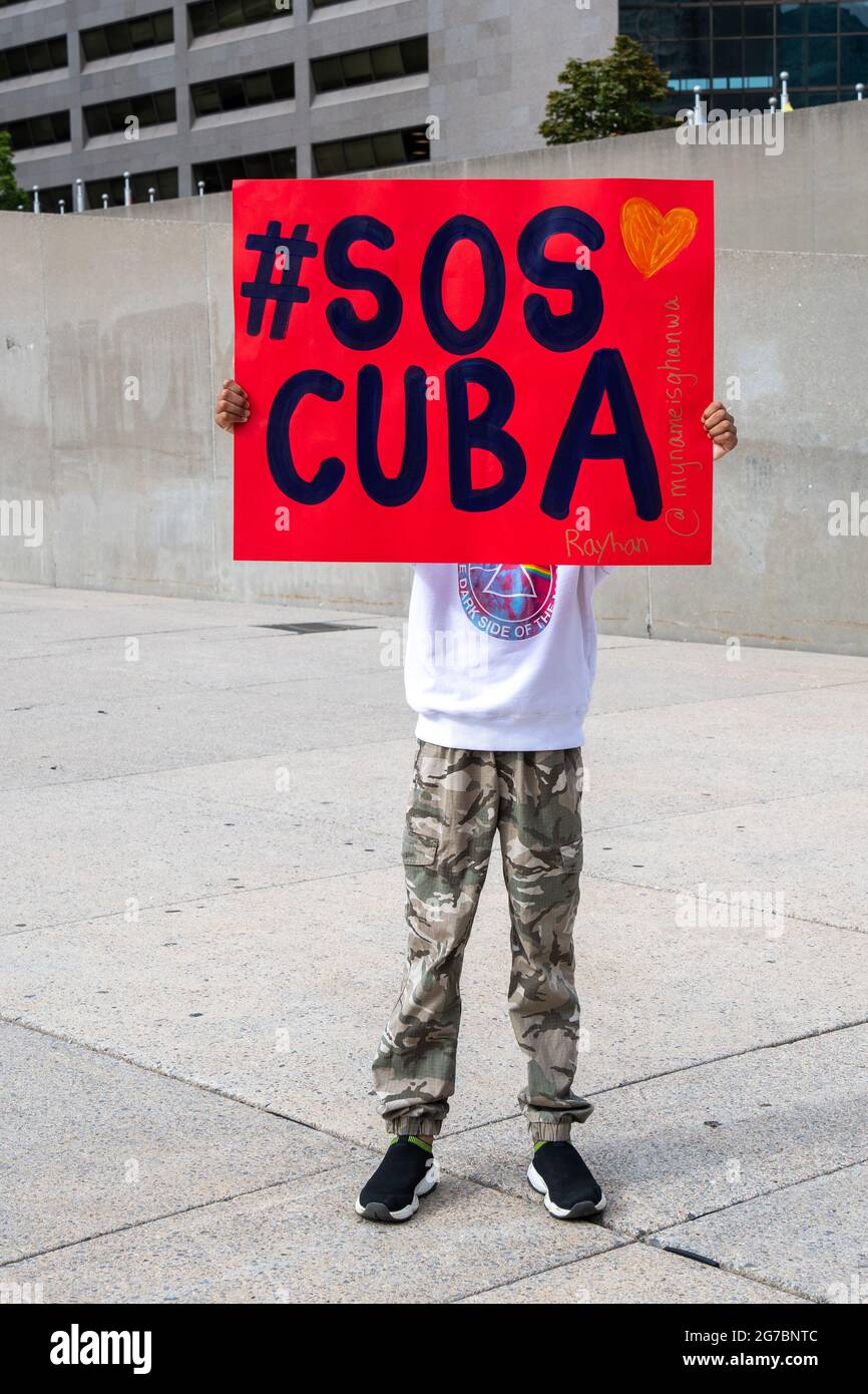 Des membres de la communauté cubaine de Toronto, au Canada, manifestent en faveur des manifestations pour le changement dans l'île des Caraïbes. Ils exigent également c Banque D'Images