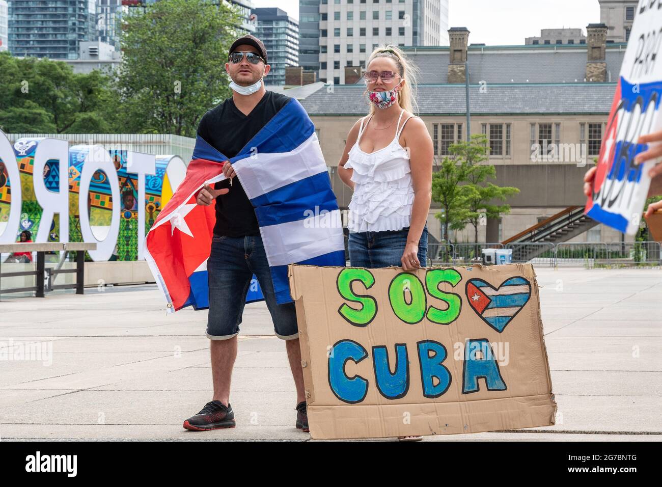 Des membres de la communauté cubaine de Toronto, au Canada, manifestent en faveur des manifestations pour le changement dans l'île des Caraïbes. Ils exigent également c Banque D'Images