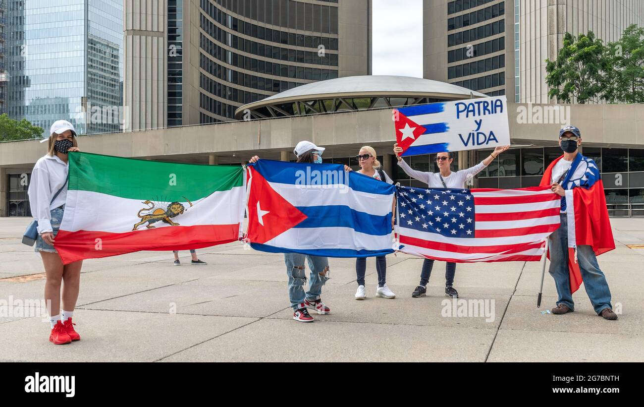 Des membres de la communauté cubaine de Toronto, au Canada, manifestent en faveur des manifestations pour le changement dans l'île des Caraïbes. Ils exigent également c Banque D'Images
