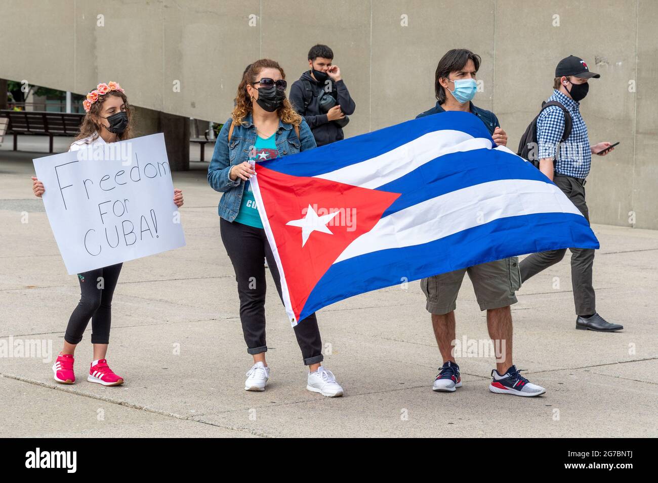 Des membres de la communauté cubaine de Toronto, au Canada, manifestent en faveur des manifestations pour le changement dans l'île des Caraïbes. Ils exigent également c Banque D'Images