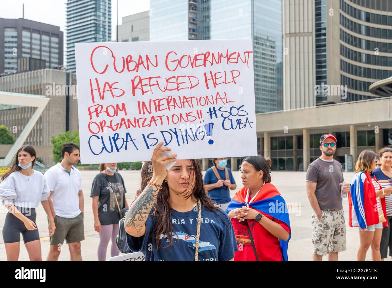 Des membres de la communauté cubaine de Toronto, au Canada, manifestent en faveur des manifestations pour le changement dans l'île des Caraïbes. Ils exigent également c Banque D'Images
